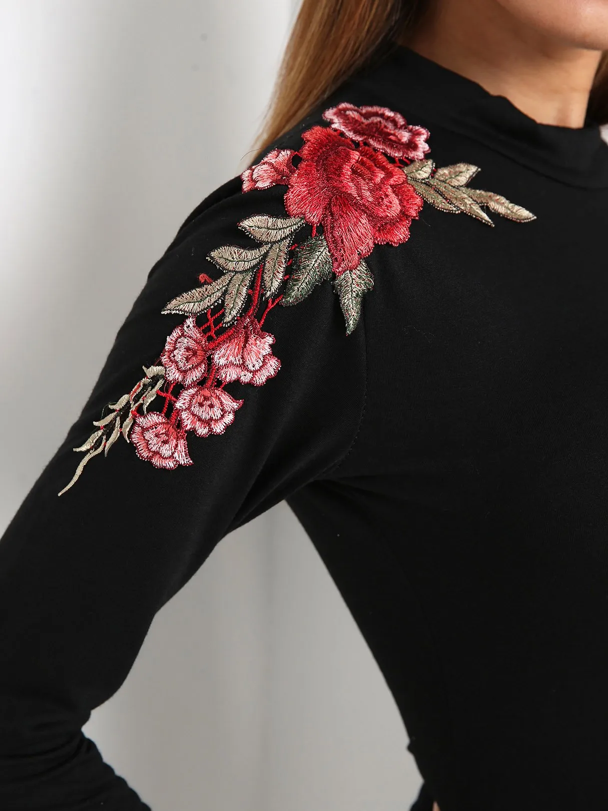 Wholesale Black Round Neck Long Sleeve Embroidered Bodycon Casual Dress